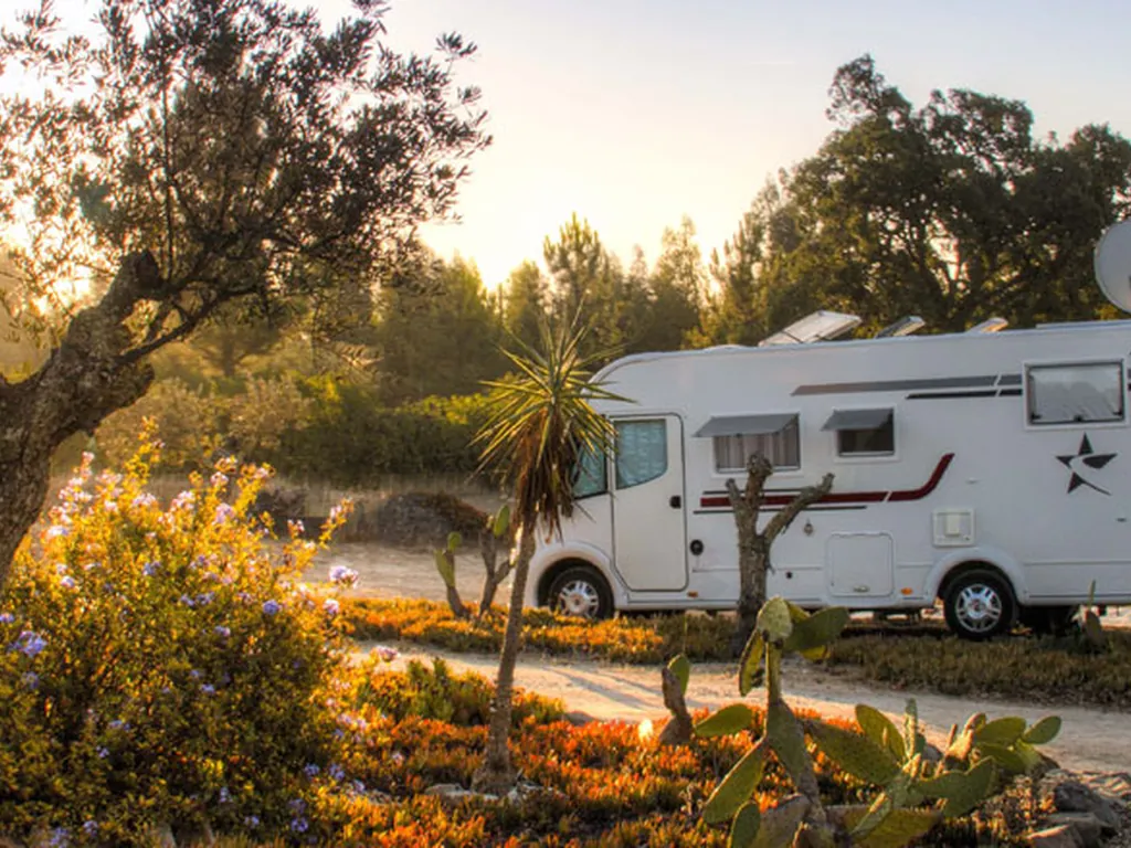 Mobil-home en parcela con vistas a la naturaleza mediterránea del Camping Monte Naturista O Barão, Ferreira do Alentejo (Beja)