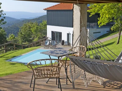 Bungalow con piscina y vistas a la montaña del Camping Cimo da Vinha - Nature Spot, Castelo de Paiva (Aveiro)