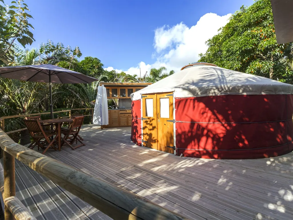 Glamping yurta con terraza y zona de descanso del Camping Azul Singular, Horta (Açores)
