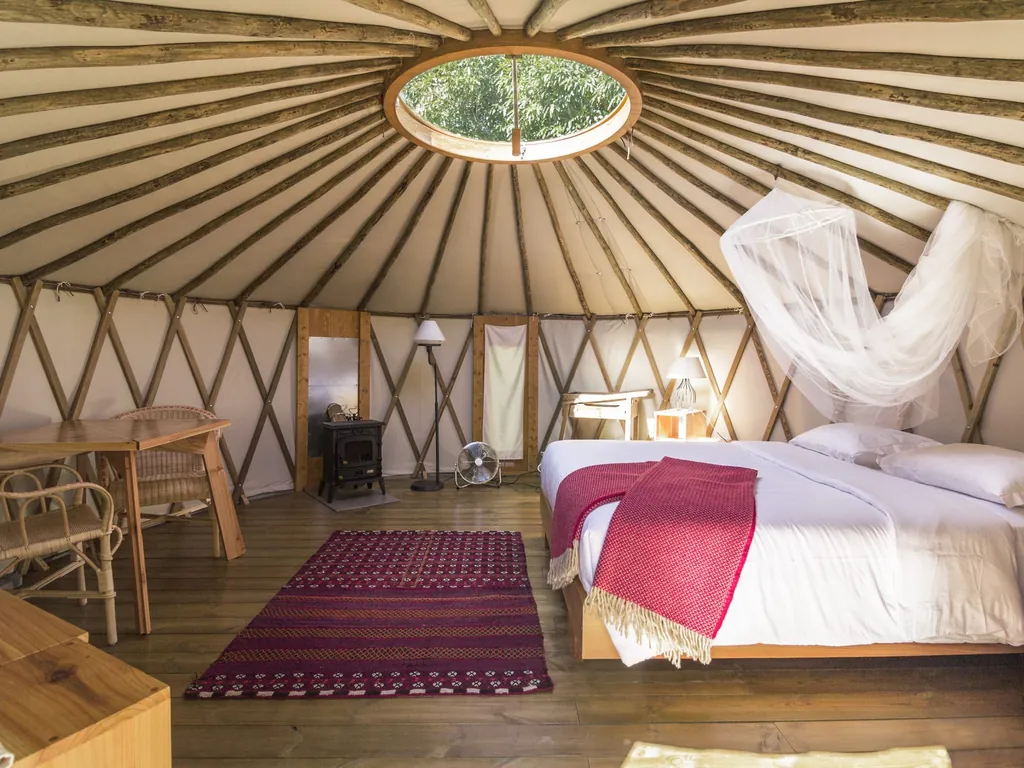 Glamping tipi interior con cama doble y zona estar del Camping Azul Singular, Horta (Açores)