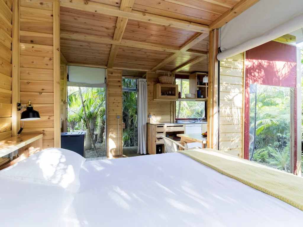 Glamping interior madera con cama y vistas al jardín del Camping Azul Singular, Horta (Açores)