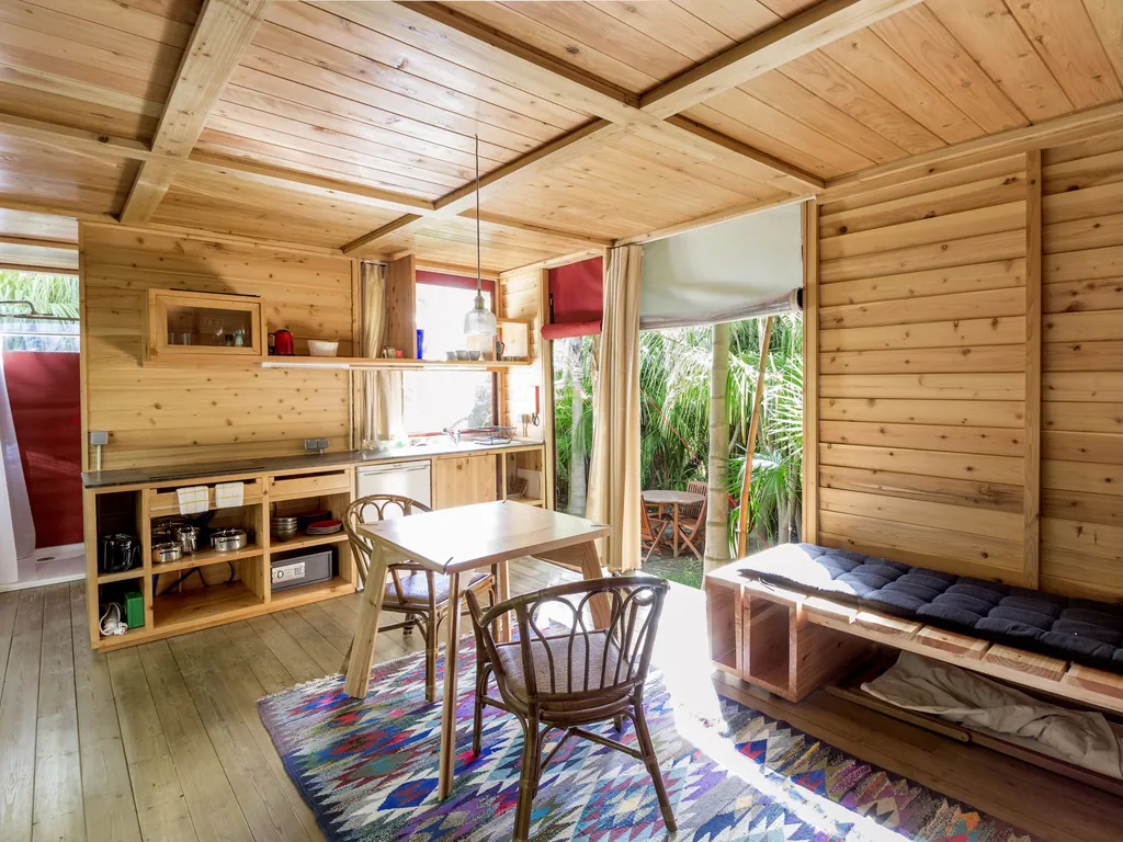 Glamping interior cocina comedor y zona de descanso del Camping Azul Singular, Horta (Açores)