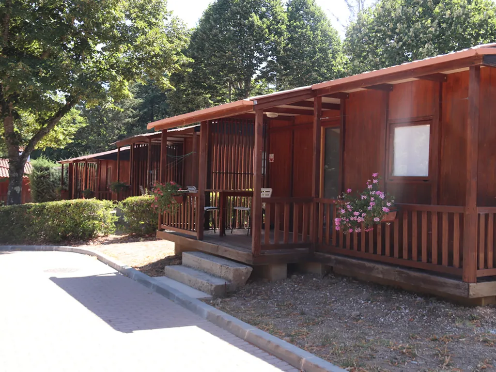 Bungalow de madera con terraza y vistas arboladas del Camping Parque de Campismo da Aldeia Ruiva, Proença-a-Nova (Castelo Branco)