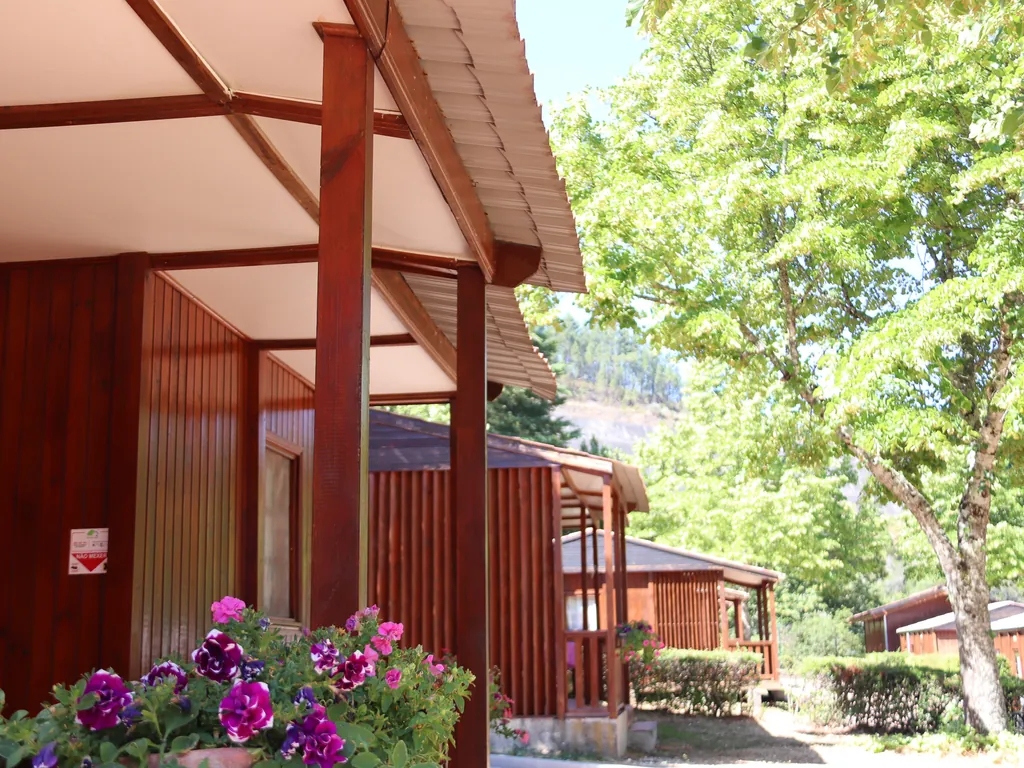 Bungalow de madera roja con vistas a la montaña del Camping Parque de Campismo da Aldeia Ruiva, Proença-a-Nova (Castelo Branco)