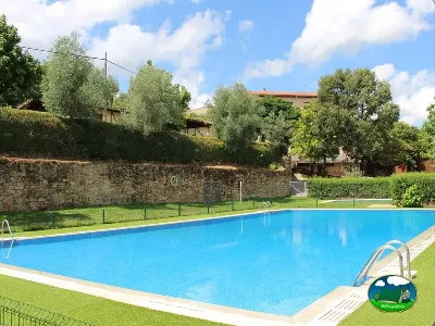 Piscina con vistas a la montaña y alojamientos del Camping Al-Bereka, La Alberca (Salamanca)