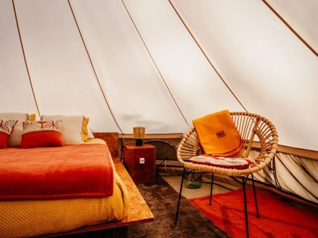 Glamping tienda de acampada interior cama y sillón del Camping Welcome Douro - Eco Camping Resort, Cinfães (Viseu)