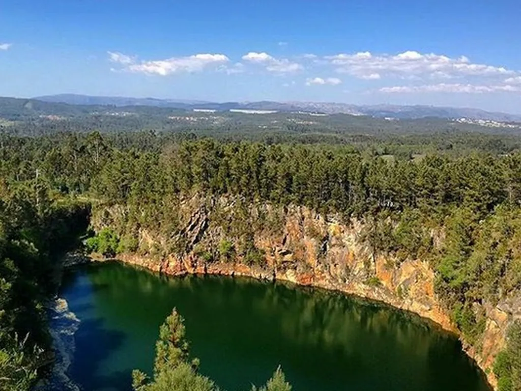 Lago rodeado de bosque y montaña del Camping Parque de Campismo e Caravanismo de Vouzela, Vouzela (Viseu)