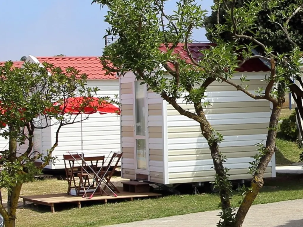 Mobil-home con terraza y sombrilla roja del Camping Orbitur Canidelo, Vila Nova de Gaia (Porto)