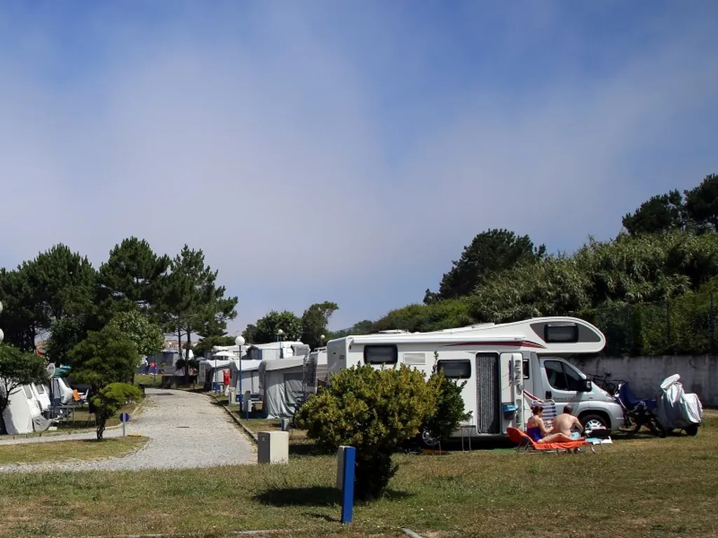 Parcela con mobil-home y caravana del Camping Orbitur Canidelo, Vila Nova de Gaia (Porto)