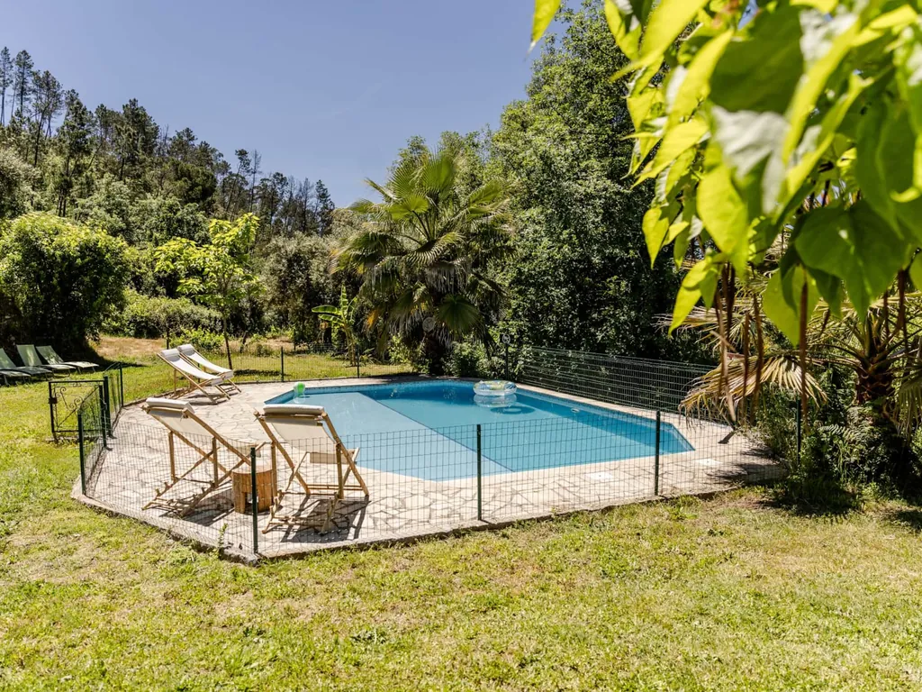 Piscina con vistas a la montaña y zona de descanso del Camping Vale Sereno, Penalva do Castelo (Viseu)