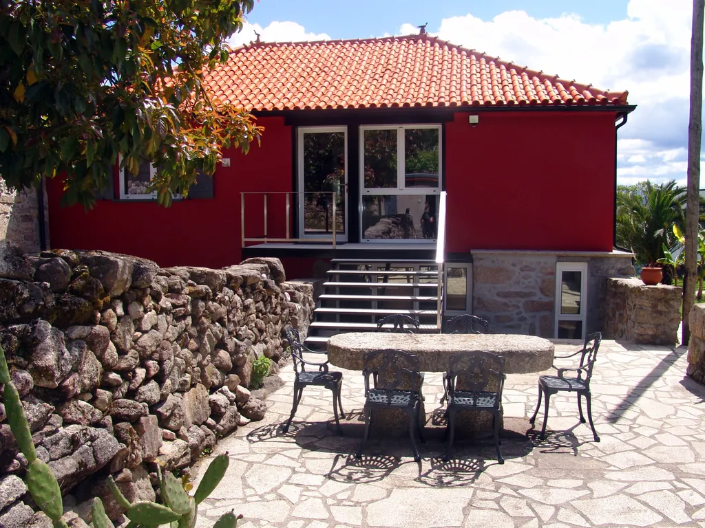 Bungalow rojo con terraza y zona de estar del Camping Quinta Santa Marinha, Arcos de Valdevez (Viana Do Castelo)