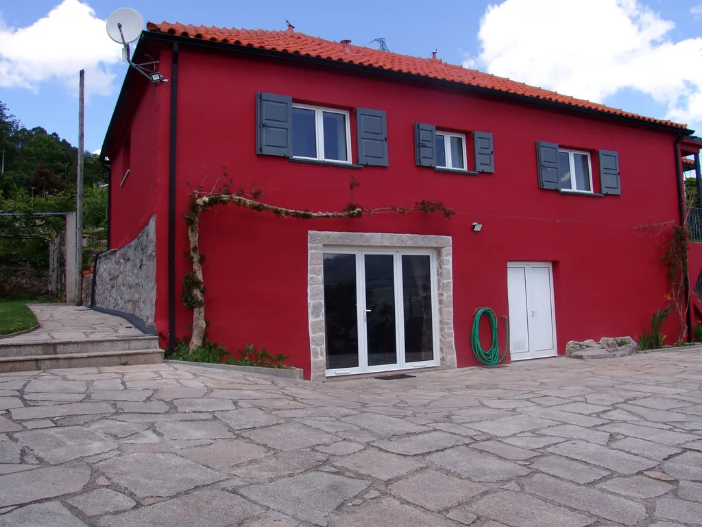 Bungalow rojo con terraza y vistas al jardín del Camping Quinta Santa Marinha, Arcos de Valdevez (Viana Do Castelo)