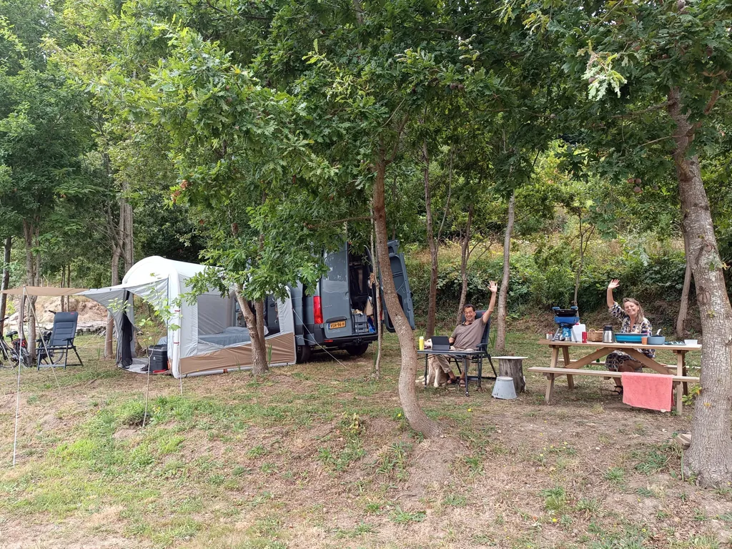 Parcela arbolada con mobil-home y tienda del Camping Quinta Santa Marinha, Arcos de Valdevez (Viana Do Castelo)