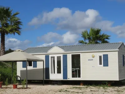 Mobil-home con toldo y palmeras del Camping Casa Barco à Vela, Silves (Faro)