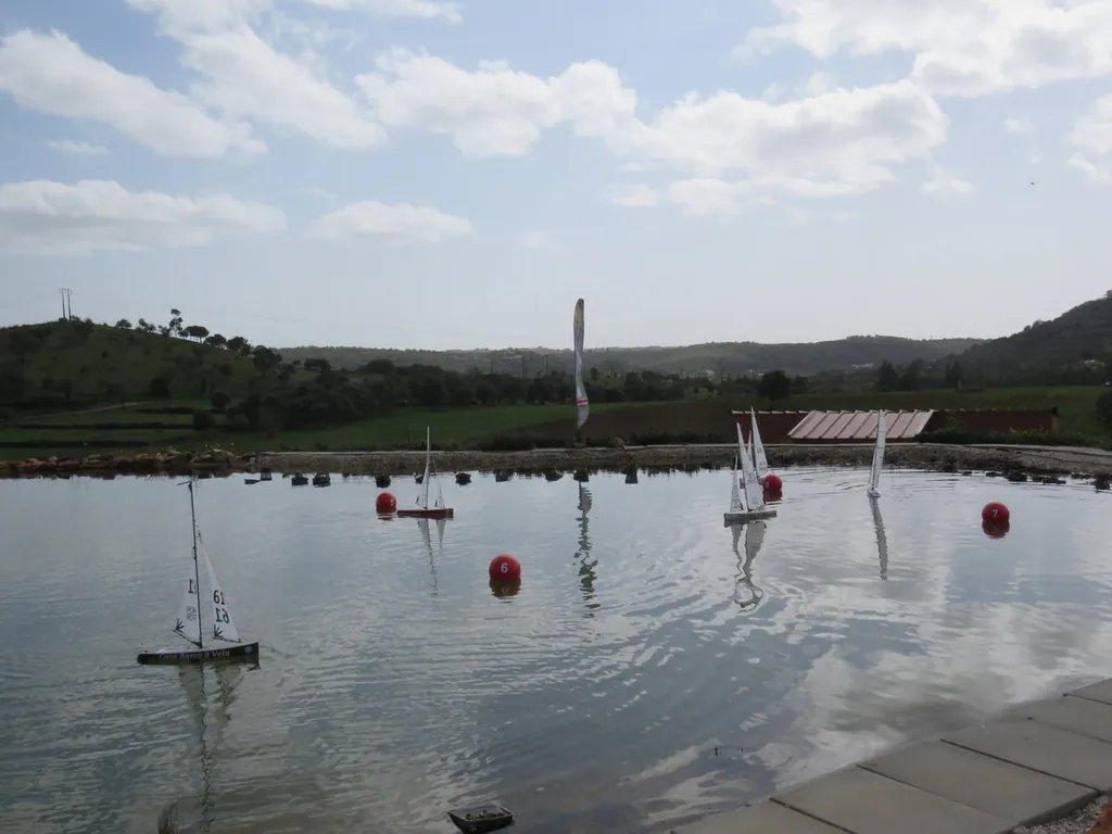 Río con vistas a la montaña y actividades acuáticas del Camping Casa Barco à Vela, Silves (Faro)