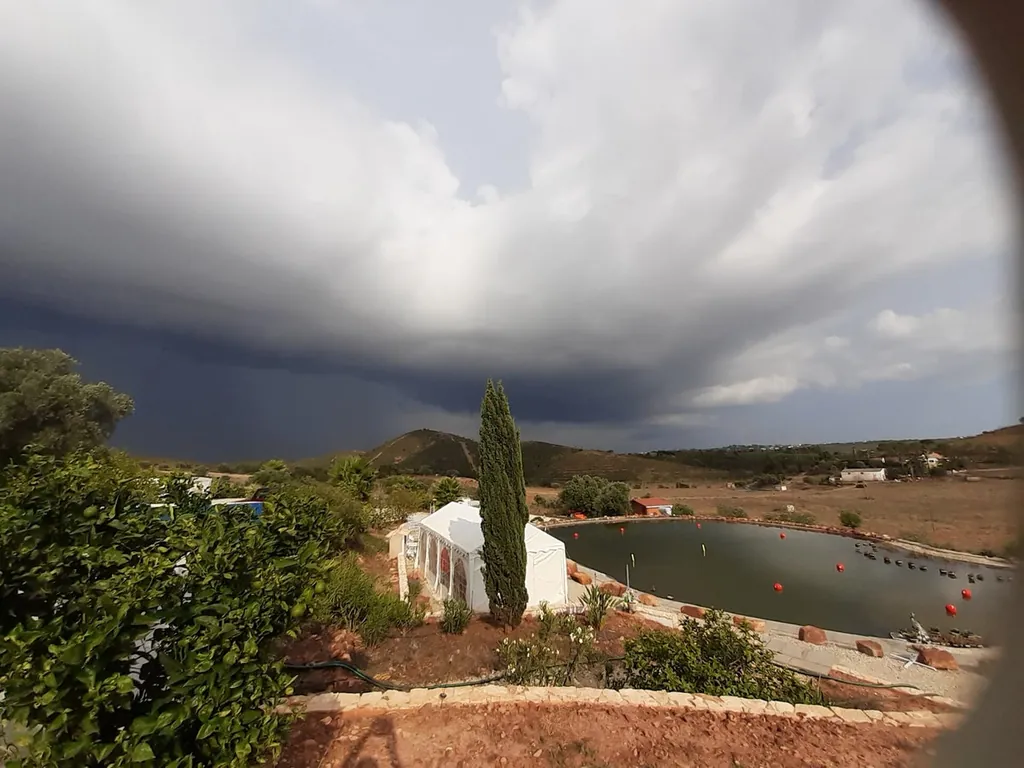 Lago con estructura blanca y vistas a la sierra del Camping Casa Barco à Vela, Silves (Faro)