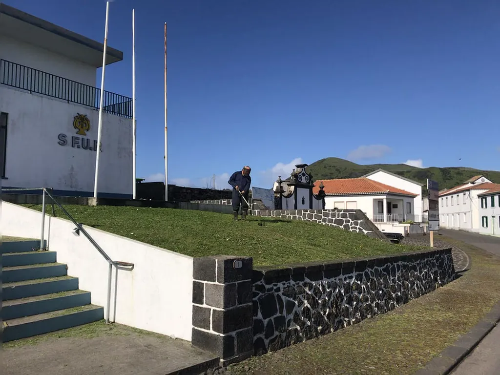 Recinto con vistas a la montaña y edificios administrativos del Camping Parque de Campismo do Pinheiro, Santa Cruz da Graciosa (Açores)