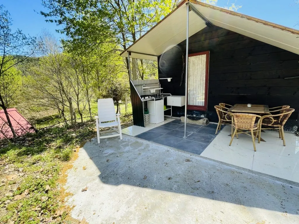 Glamping con terraza y zona de descanso entre árboles del Camping Quinta do Rio, Canedo de Basto (Braga)