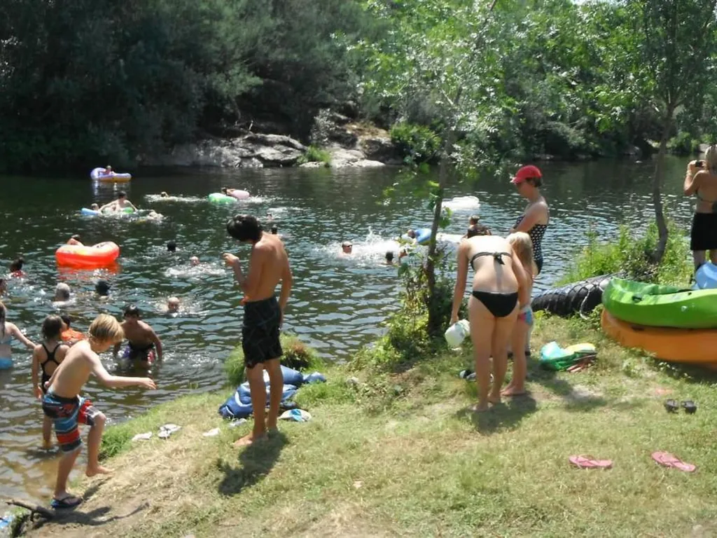 Río con bañistas y zona de ocio acuático del Camping Quinta do Rio, Canedo de Basto (Braga)