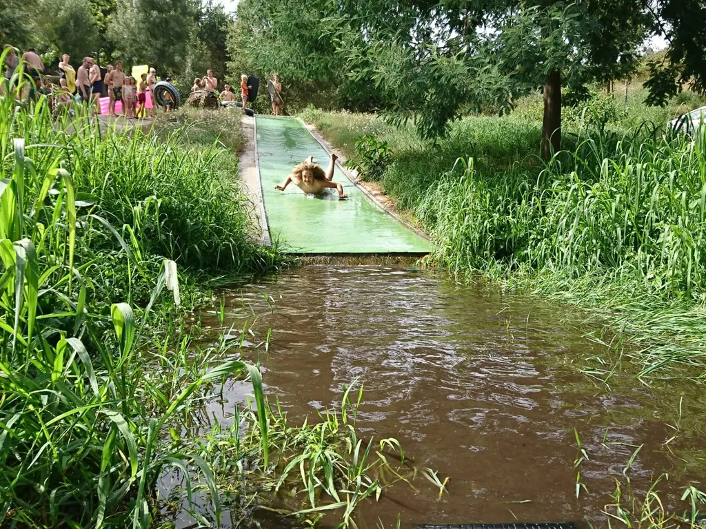 Río con tobogán acuático entre vegetación del Camping Quinta do Rio, Canedo de Basto (Braga)