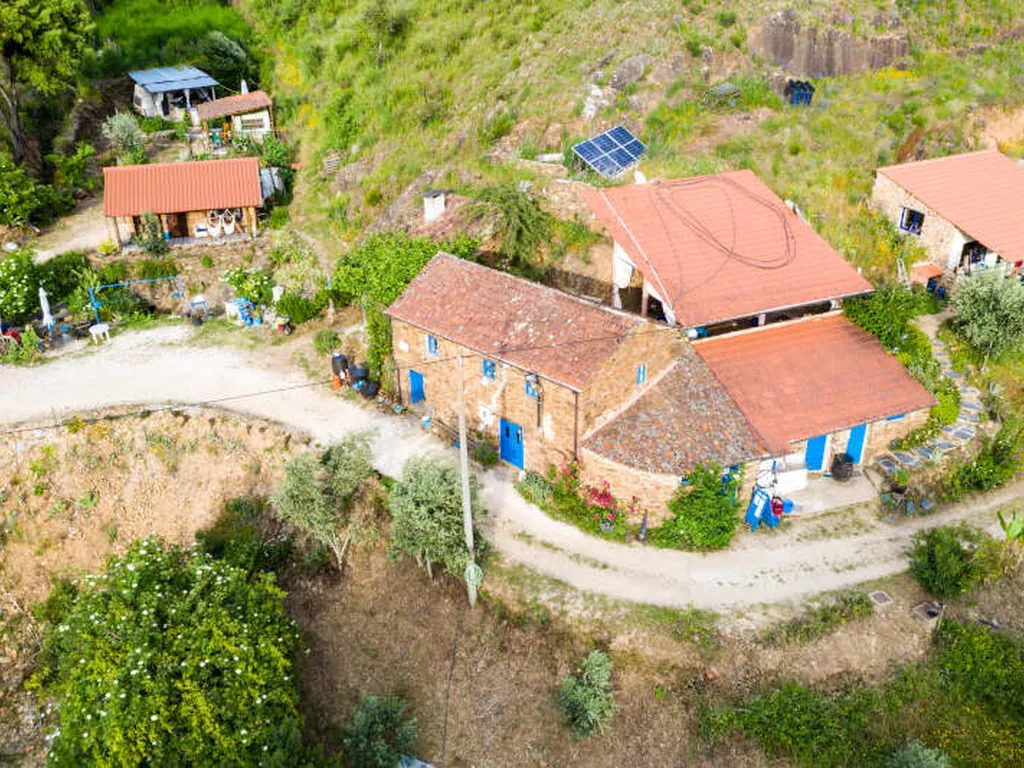 Glamping en montaña con casitas de piedra del Camping Agro-turismo Quinta da Fonte, Fontainha (Leiria)