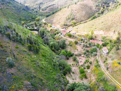 En sierra con bungalows entre montañas boscosas del Camping Agro-turismo Quinta da Fonte, Fontainha (Leiria)