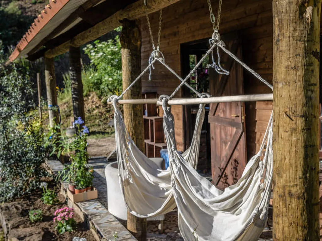 Hamacas bajo porche de madera rústica del Camping Agro-turismo Quinta da Fonte, Fontainha (Leiria)