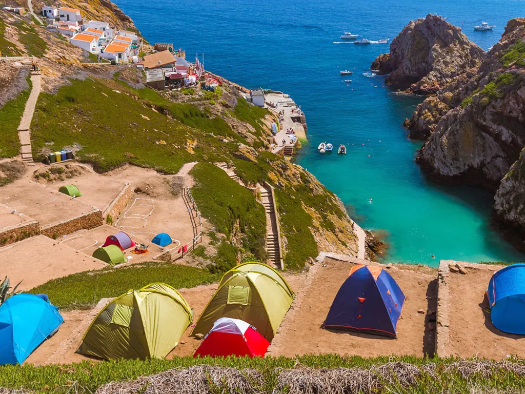 Tiendas de acampada junto al mar con vistas a cala turquesa del Camping Parque de Campismo da Berlenga, Peniche (Leiria)