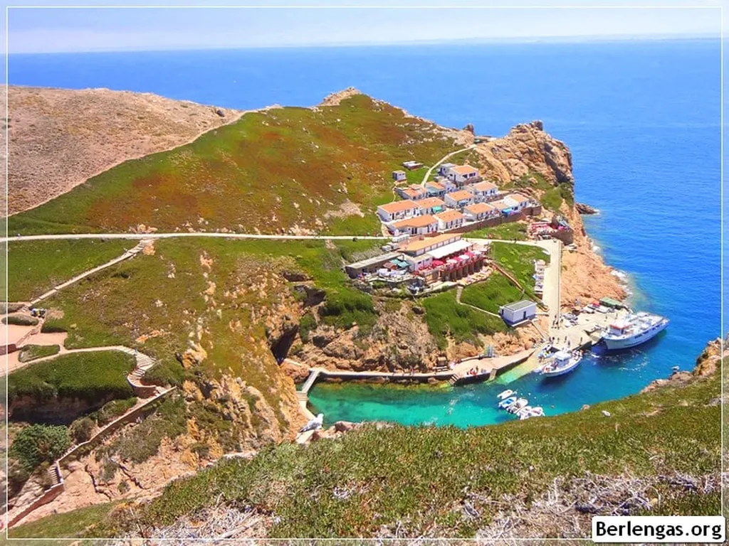 Bungalow junto al mar con cala turquesa y acantilado del Camping Parque de Campismo da Berlenga, Peniche (Leiria)
