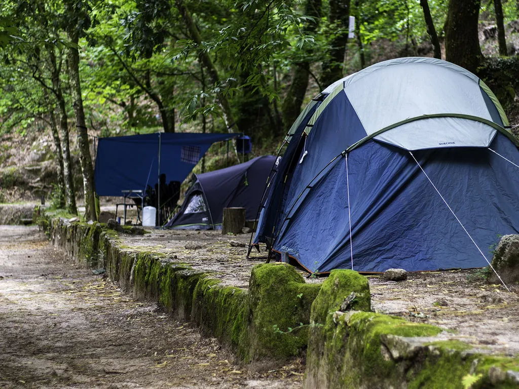 Tienda de acampada en parcela arbolada del Camping Parque de Campismo do Vidoeiro (Gerês Vidoeiro Camping), Terras de Bouro (Braga)