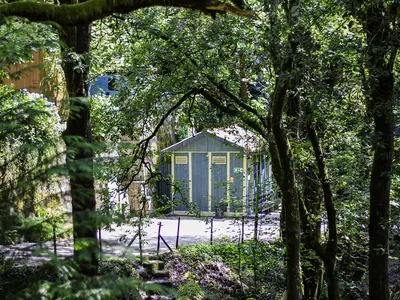 Glamping cabaña azul entre árboles del Camping Parque de Campismo do Vidoeiro (Gerês Vidoeiro Camping), Terras de Bouro (Braga)