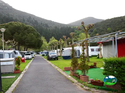 Parcelas con mobil-home y montaña de fondo del Camping Arketa, Ibarrangelu (Vizcaya)