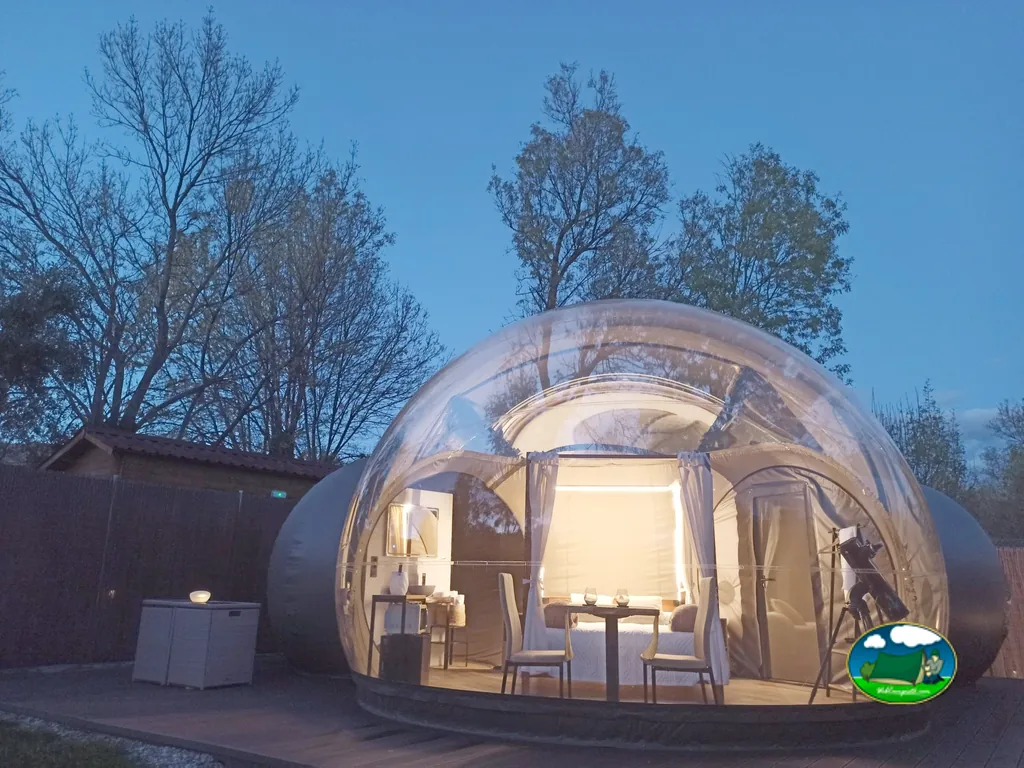 Glamping burbuja con interior iluminado y vistas a la montaña del Camping Gredos Estelar, Navatalgordo (Ávila)