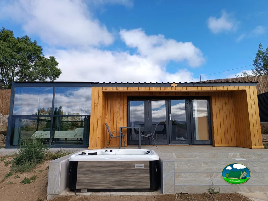 Glamping con jacuzzi y vistas panorámicas del Camping Gredos Estelar, Navatalgordo (Ávila)