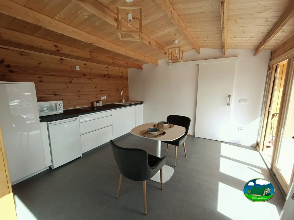 Glamping interior cocina y comedor del Camping Gredos Estelar, Navatalgordo (Ávila)