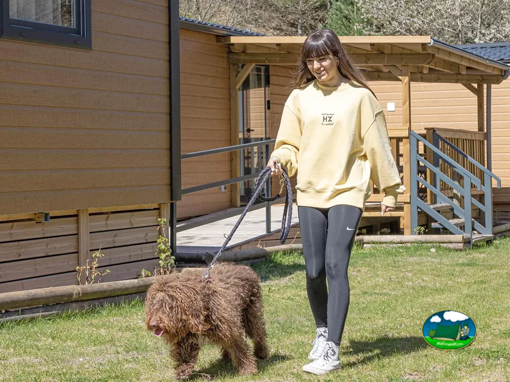 Bungalow con parcela y zona de juegos para perros del Camping La Trapera, Pradoluengo (Burgos)