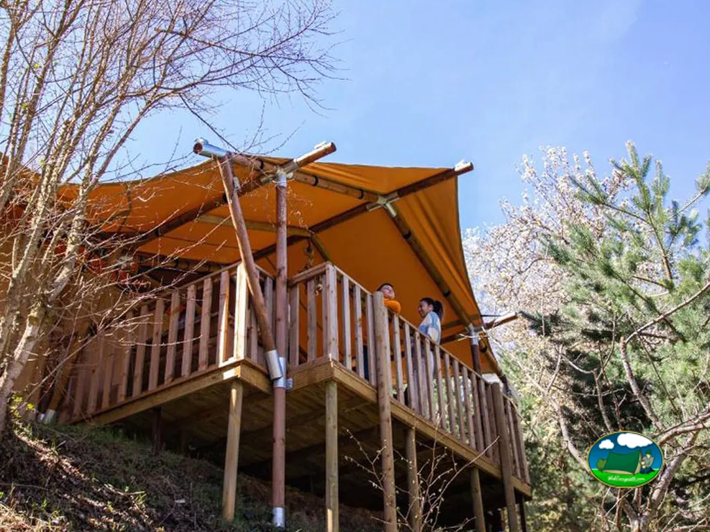 Glamping con toldo naranja en la montaña del Camping La Trapera, Pradoluengo (Burgos)
