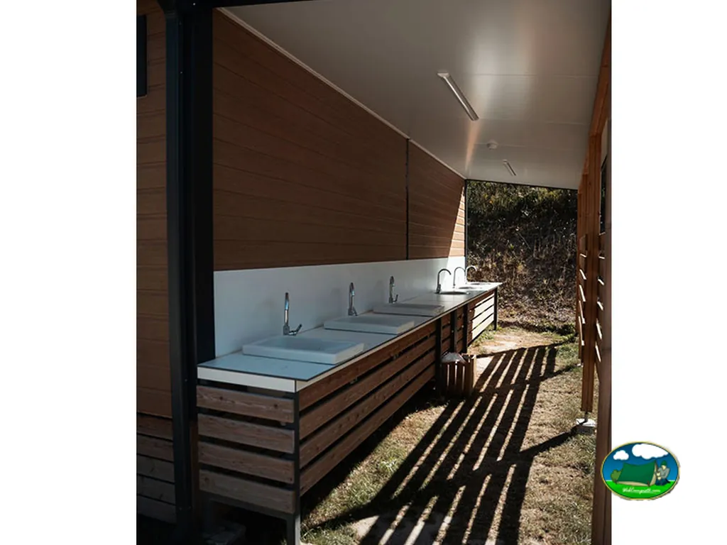 Aseos con lavabos modernos del Camping La Trapera, Pradoluengo (Burgos)