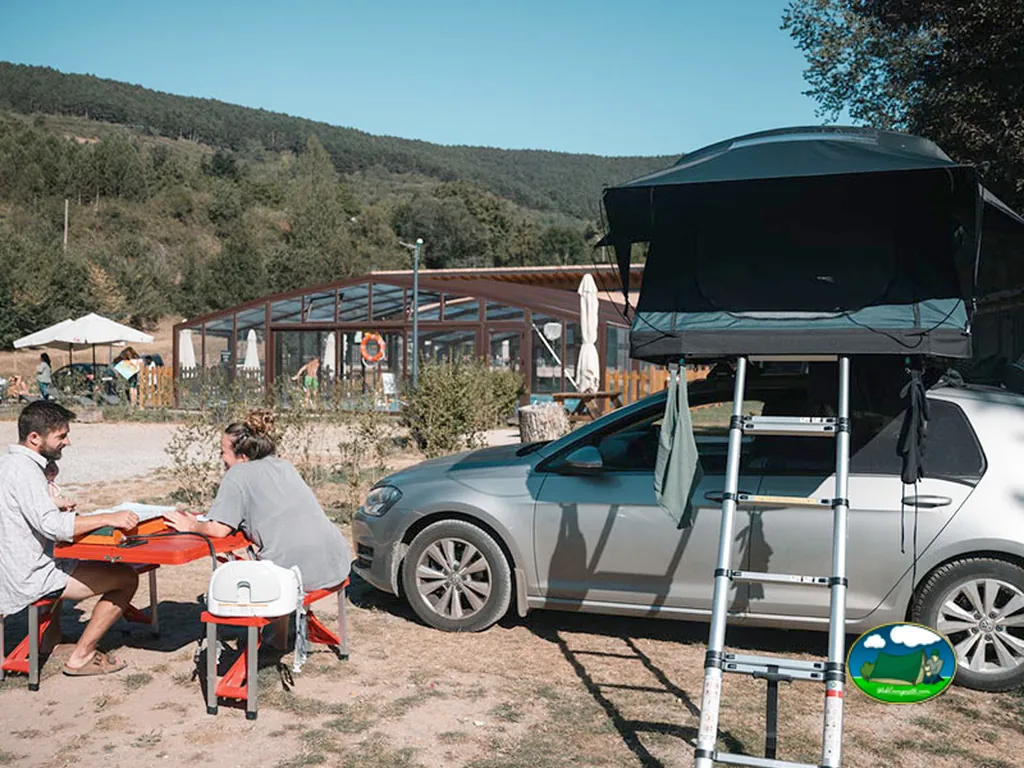 Parcela con autocaravana y vistas a la montaña del Camping La Trapera, Pradoluengo (Burgos)