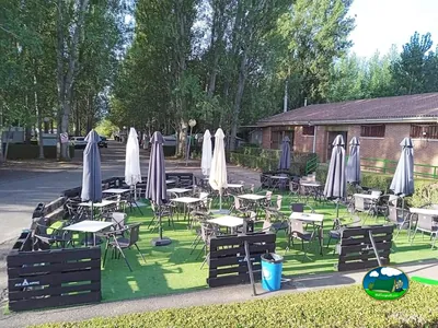 Restaurante bar con terraza y sombrillas del Camping Alkamping, Villarejo de Órbigo (León)