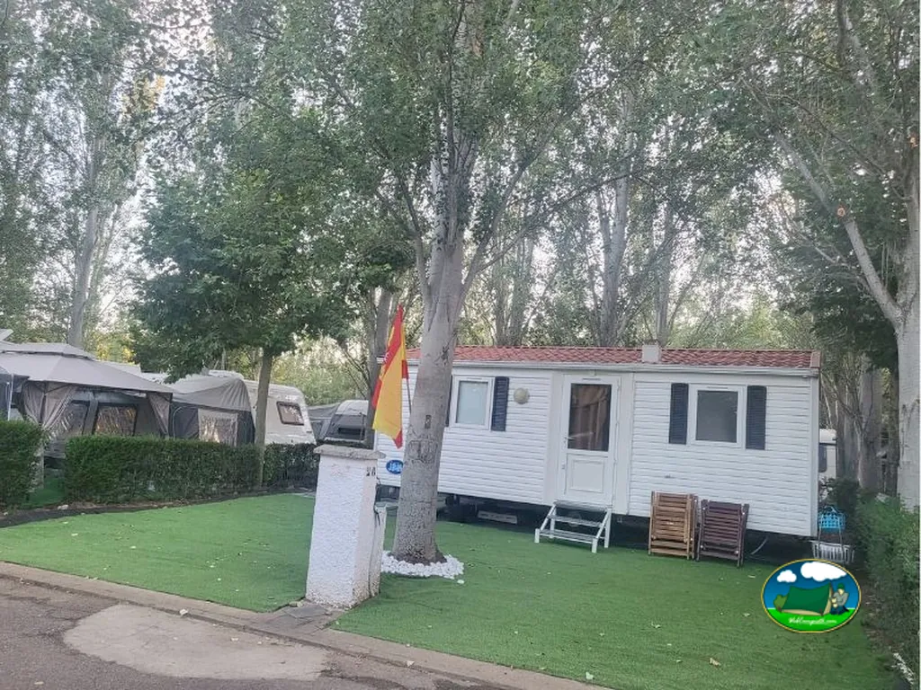 Mobil-home con vistas al arbolado del Camping Alkamping, Villarejo de Órbigo (León)