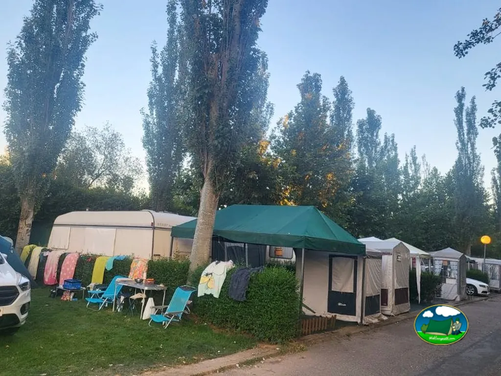 Parcela con tienda de acampada y mobil-home del Camping Alkamping, Villarejo de Órbigo (León)