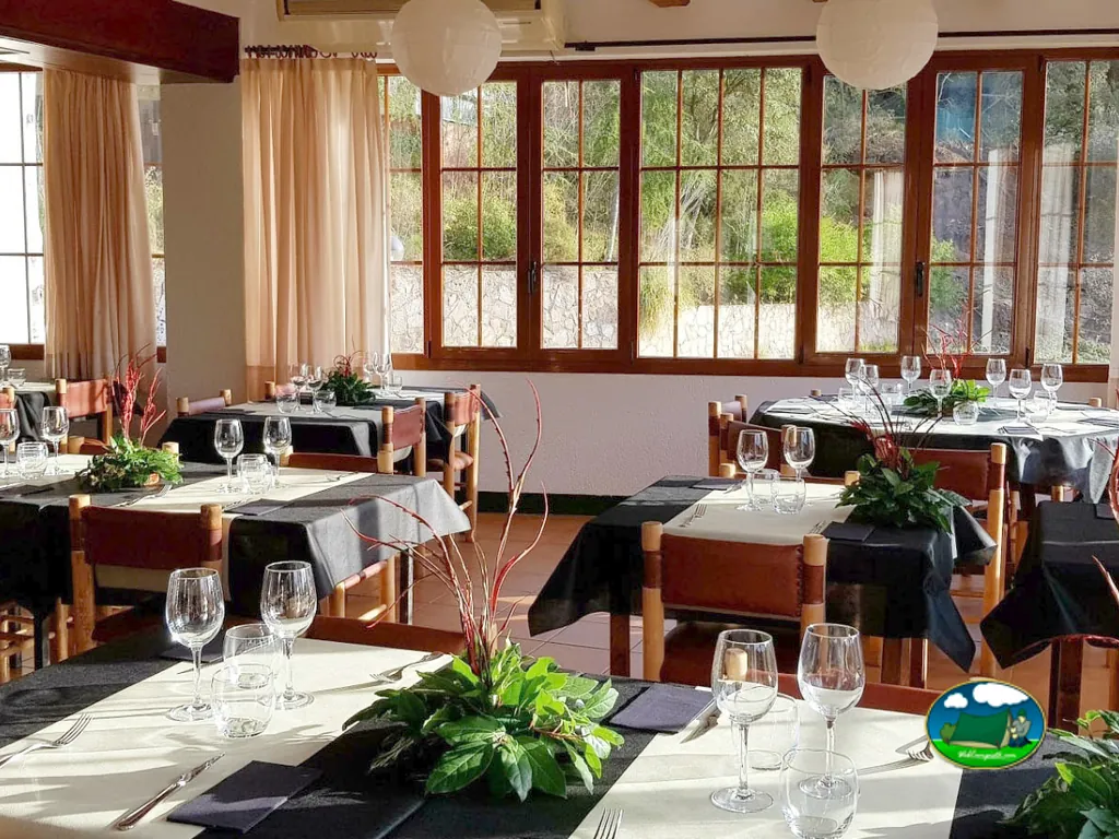 Restaurante con vistas a la naturaleza del Camping Parc Mediambiental de Gualba, Gualba (Barcelona)