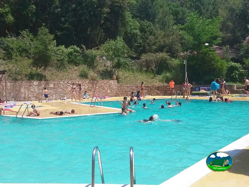 Piscina con zona infantil y vistas a la montaña del Camping Parc Mediambiental de Gualba, Gualba (Barcelona)