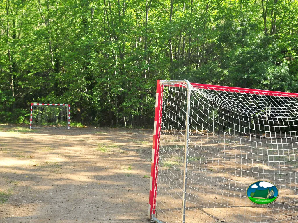 Cancha de fútbol en bosque del Camping Parc Mediambiental de Gualba, Gualba (Barcelona)