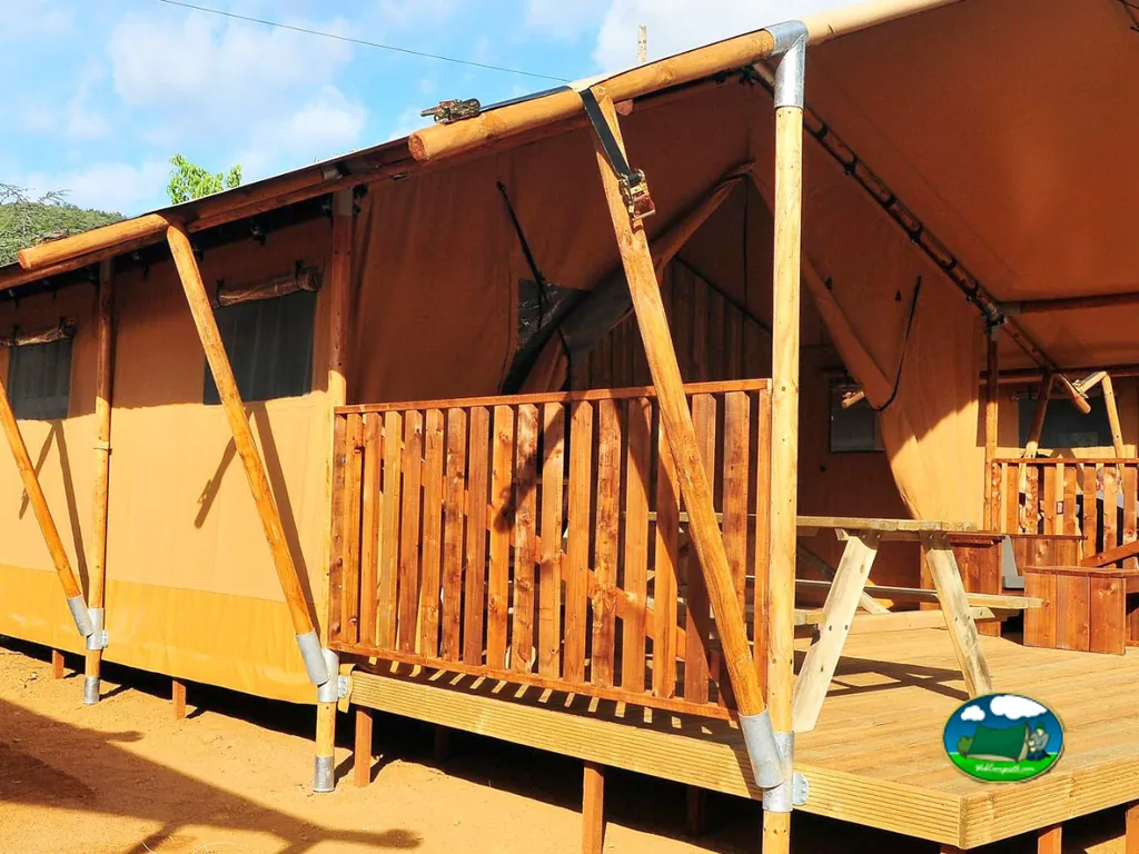 Glamping tipi con terraza de madera del Camping Parc Mediambiental de Gualba, Gualba (Barcelona)