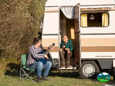 Mobil-home con pareja disfrutando en parcela del Camping La Pesquera, Ciudad Rodrigo (Salamanca)