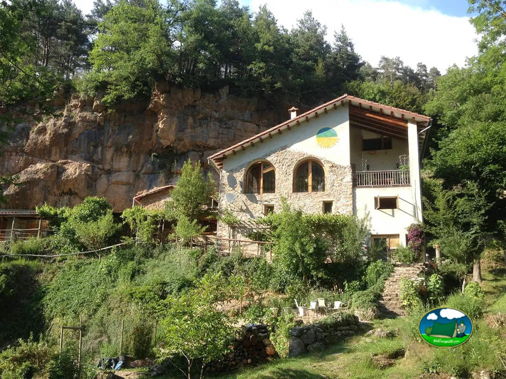 Bungalow con vistas a la montaña y acantilado del Camping Mas la Bauma, Vallfogona de Ripollès (Girona)