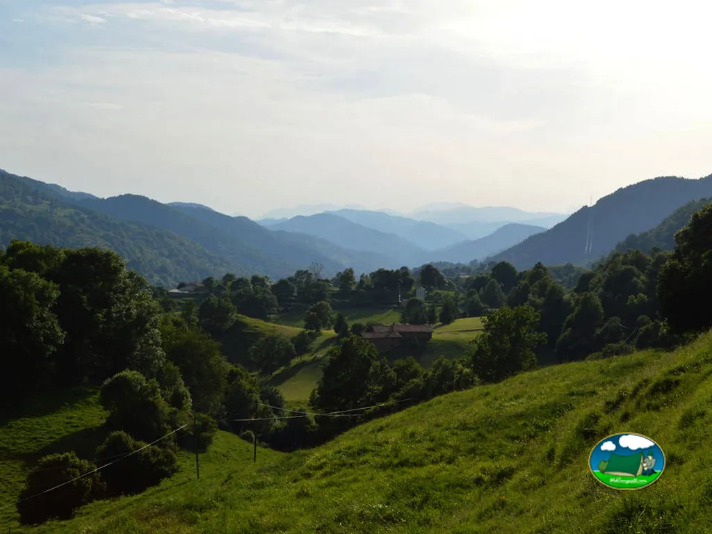 Montaña con vistas al valle y parcelas del Camping Mas la Bauma, Vallfogona de Ripollès (Girona)