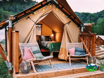 Glamping con vistas a la montaña, estructura de lona y madera del Camping Can Bora Lodges, Sant Gregori (Girona)